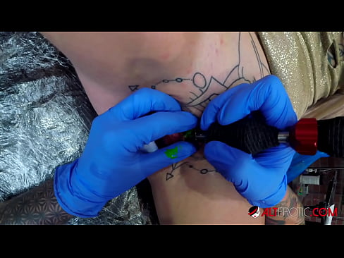 ❤️ Extremt tatuerade snyggingen Sully Savage fick en tatuering på sin klitoris ❤️ Porno at sv.porngifmag-com.ru